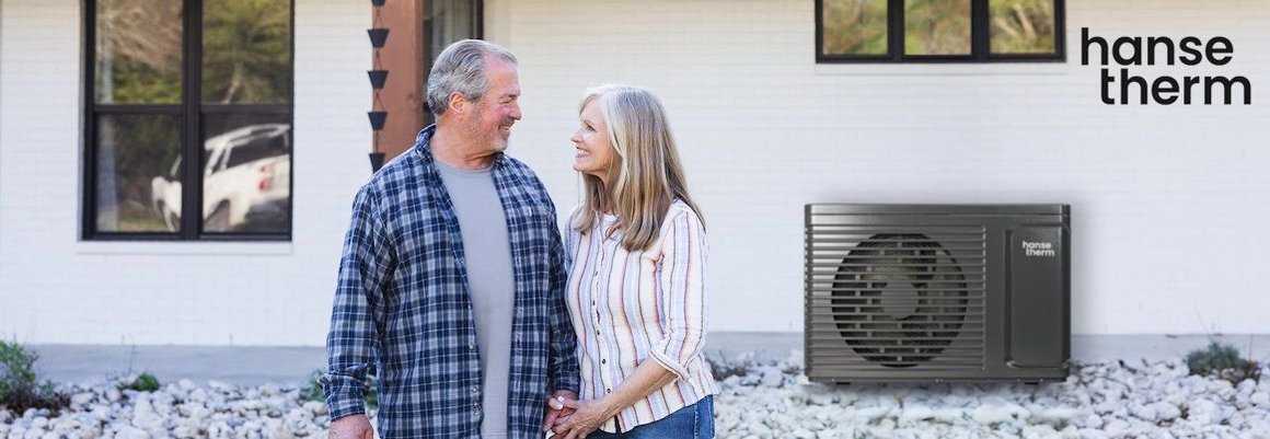 Zwei Personen vor einem Haus mit Wärmepumpe